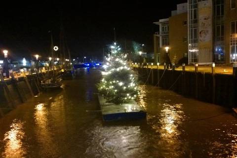 Weihnachtsbaum auf Ponton im Museumshafen am 1. Advent