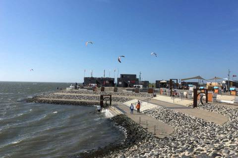 Kitesurfer vor der Familienlagune in Büsum