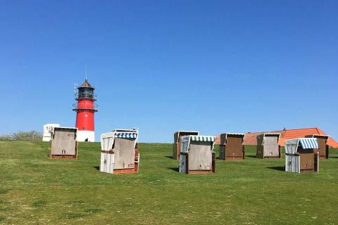 Leuchtturm hinter Strandkörben am Büsumer Deich