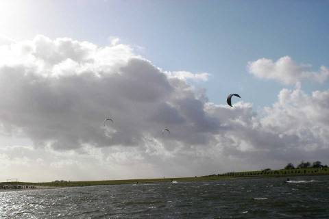 Kitesurfer vor der Watt'n Insel in der Familienlagune