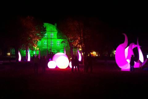 Rathausplatz in bunten Farben in der Lichterwoche