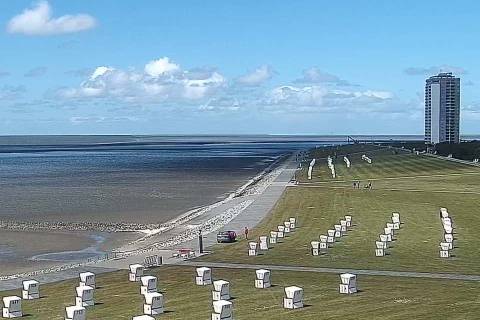 Strandkörbe am Deich mit Blick auf das Weltnaturerbe Wattenmeer vor Büsum