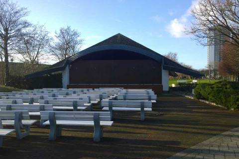 Bühne des Kurorchesters und Open-Air Kino