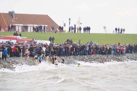 Neujahrsanbaden am Hauptstrand in Büsum