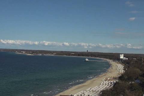 weißer Sandstrand mit vielen Strandkörben bei Timmendorf an der Ostsee