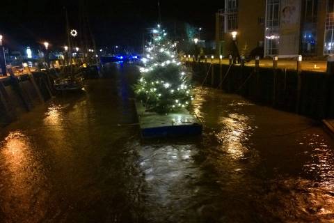 Weihnachtsbaum im Museumshafen in Büsum