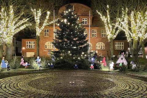 Weihnachtsbaum mit Märchenaufstellung im Rathauspark in Büsum