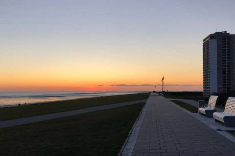 hochhaus_sonnenuntergang_wattenmeer_buesum_maerz_2020.JPG