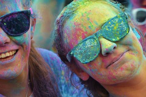 Das Holi Beach Festival in Büsum ist ein Musikfestival, das auf der Tradition des indischen Holi-Festivals basiert.