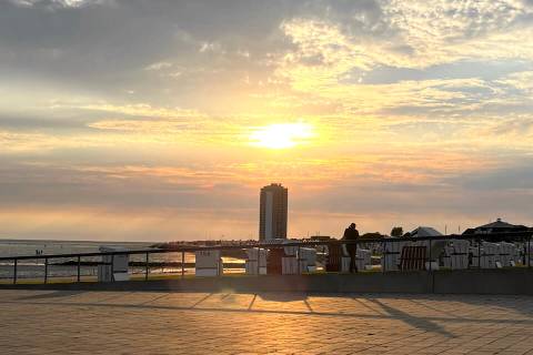 Watt Tribüne am Büsumer Hauptstrand bei Sonnenuntergang