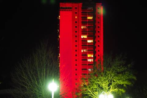 Hochhaus in sattem Rot am ersten Abend der Lichterwoche 2017