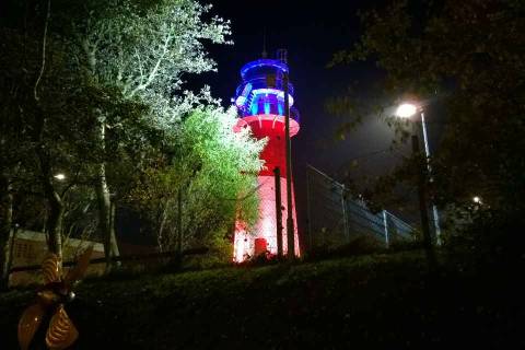 Illuminierter Leuchtturm am Museumshafen in Büsum