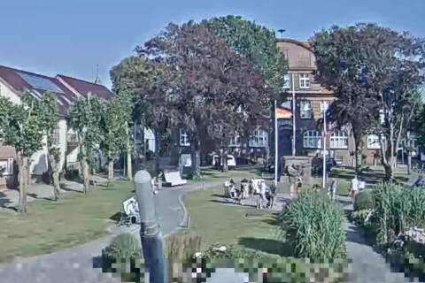 Webcam Bild Büsum Alleestraße mit Blick aufs Rathaus