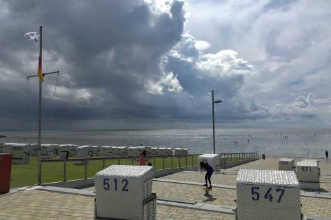 Hauptstrand vor dem Piratenmeer bei aufziehenden Wolken