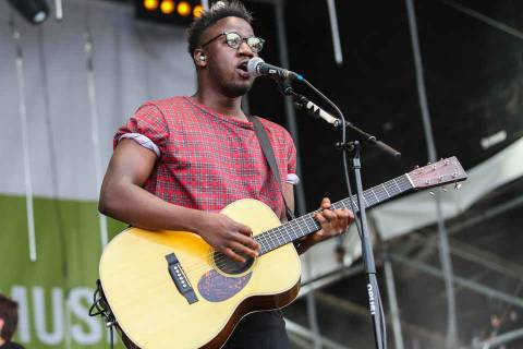 Kelvin Jones mit Gitarre auf der N-JOY Bühne