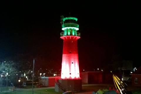 angestrahlter Büsumer Leuchtturm im Rahmen der Lichterwochen