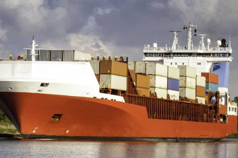 Containerschiff in der weltweit am häufigsten befahrenen Wasserstraße, dem Nord-Ostsee-Kanal