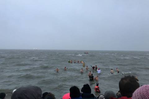 Traditionelles Anbaden in Büsum bei kalter Luft und kaltem Wasser