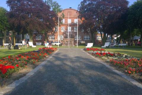 Kaiser-Wilhelmplatz vor dem Büsumer Rathaus