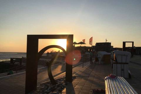 Angenehmes Licht zum Sonnenuntergang in der Familienlagune in Büsum