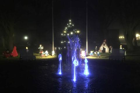 vorweihnachtliche Beleuchtung in der Alleestraße in Büsum