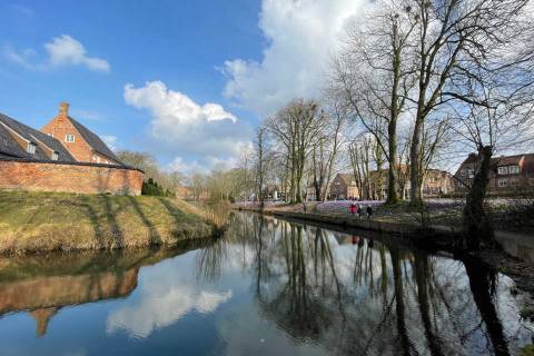 Husumer Schlossgraben mit ersten Krokussen