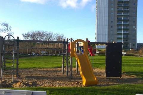 Kurpark Spielplatz nahe am Hochhaus