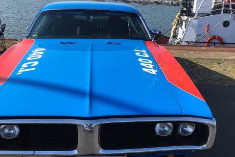 Dodge Charger vor Krabbenkutter auf der Hafeninsel im Büsumer Hafen