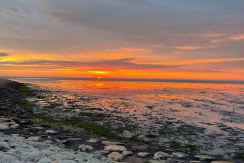 Sonnenaufgang bei Ebbe über dem Weltnaturerbe Wattenmeer vor Büsum