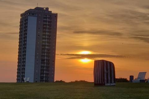Büsumer Hochhaus bei Sonnenuntergang am Deich
