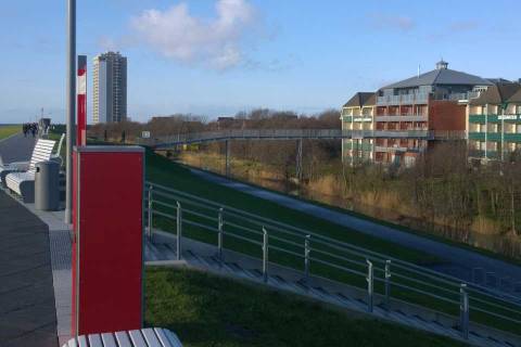 Blick vom Deich aus Richtung Hauptstrand auf den Kurpark