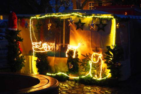 geschmückter Weihnachtsstand auf dem Winterzauber in Büsum