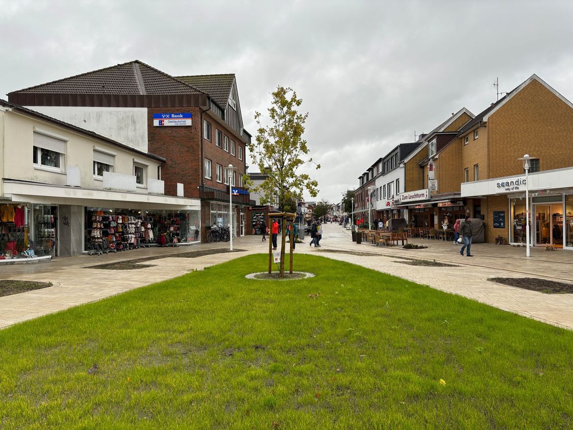 Blick vom Brunnenplatz in die Alleestraße mit der Friedenseiche